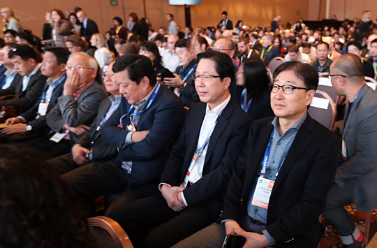 윤부근 삼성전자 CE(소비자가전)부문 사장이 4일 오후(현지시각) 미국 라스베이거스 만달레이베이 호텔에서 열린 삼성전자 CES 2017 프레스 컨퍼런스에 참석하고 있다.